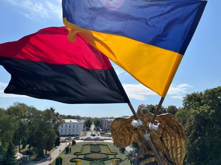 На Монументі Слави у Полтаві замінили прапори: символ стійкості і єдності у серці міста