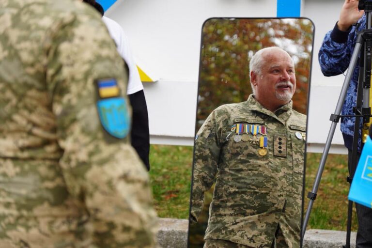У Полтаві відбувся унікальний флешмоб «Дзеркало Незалежності»: містяни масово підтримали акцію