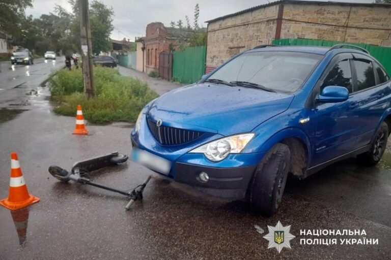 У Полтаві легковий автомобіль збив 10-річного хлопця на самокаті – дитина госпіталізована