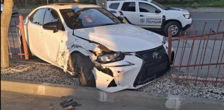 Lexus протаранив Ford і влетів у паркан на Полтавському Подолі: ранкове ДТП перелякало мешканців