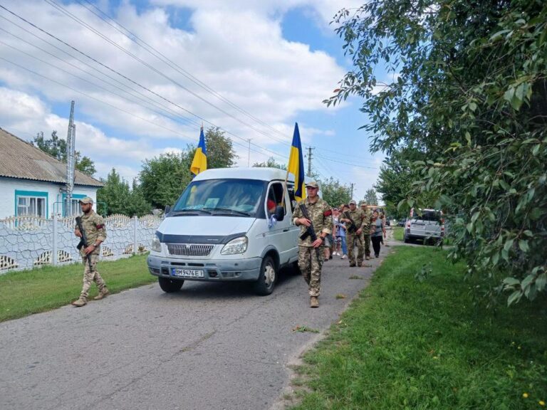 На щиті до Котельви повернувся солдат Олег Тараненко: громада прощається із захисником