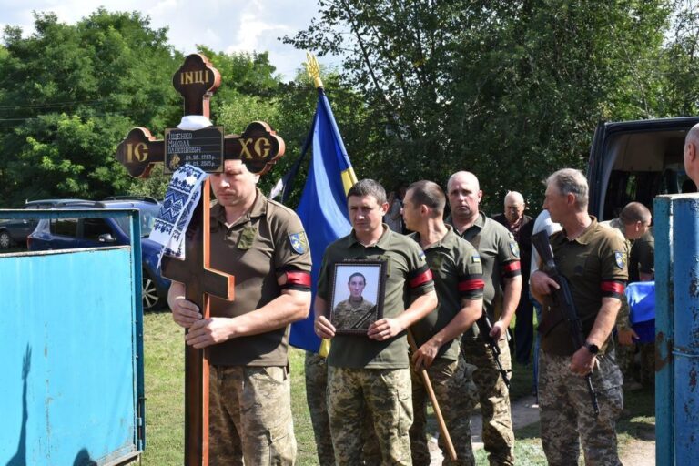 Чутівська громада попрощалася з Героєм – у Чутовому провели в останню путь Миколу Іщенка