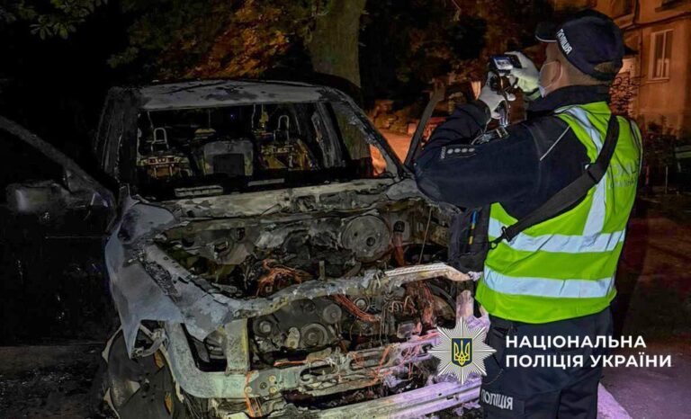 Поліція Кременчука затримала підозрюваних у підпалі чотирьох авто: мотиви встановлюються