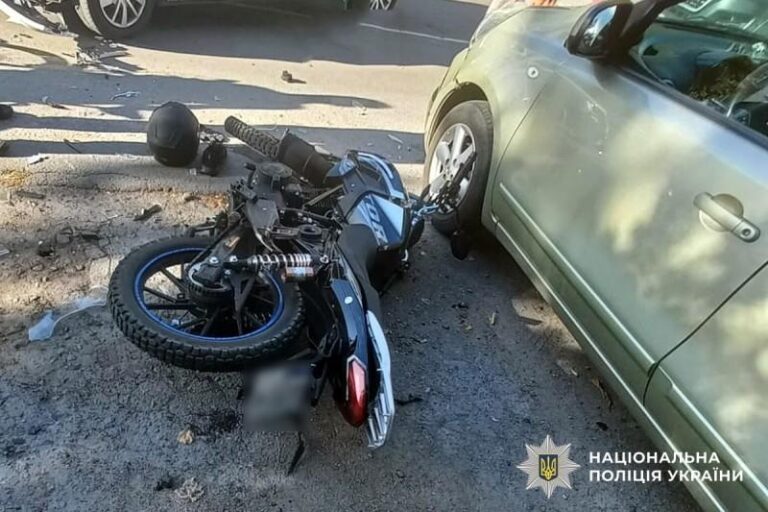 В Миргороді 15-річний мотоцикліст потрапив у ДТП: хлопець у лікарні, поліція розслідує обставини