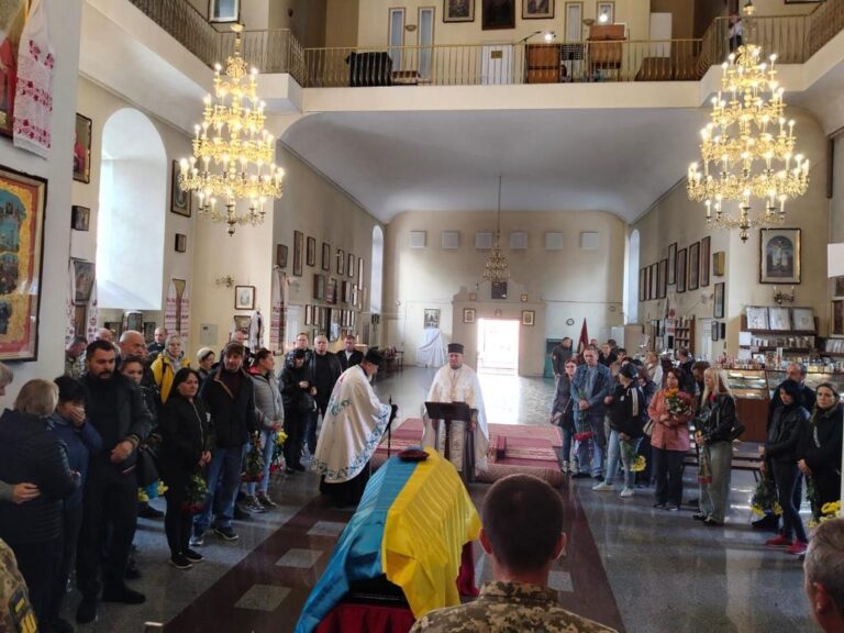 Полтавська громада попрощалась із ще одним загиблим захисником України – містяни провели героя в останню путь