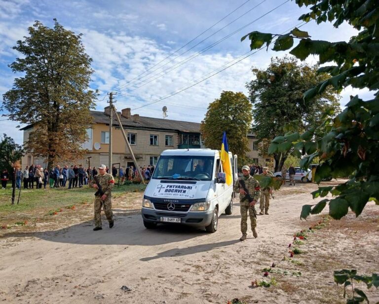 В Котелевській громаді попрощалися із 53-річним військовослужбовцем, який загинув, захищаючи Україну