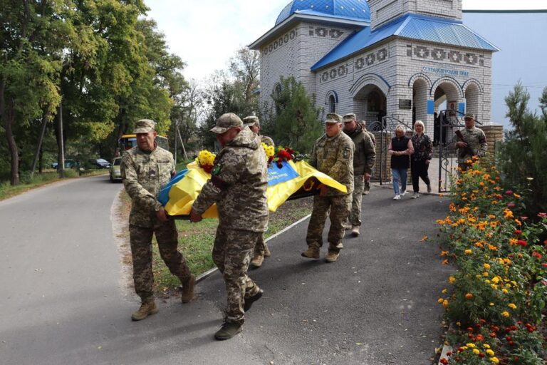 Безвісти зниклий воїн з Полтавщини повернувся додому на щиті: громада прощається з героєм