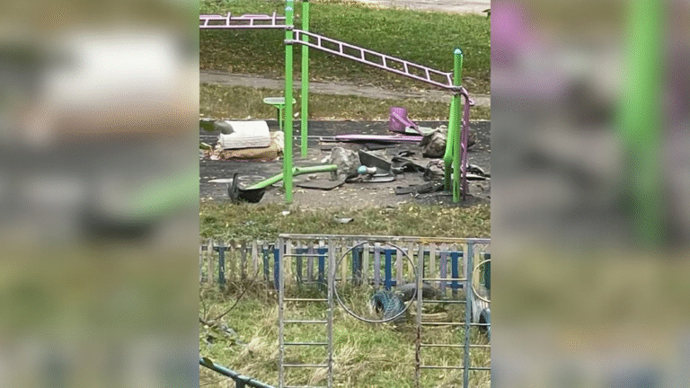 Авто проломило огорожу і заїхало на дитячий спортивний майданчик у Полтаві