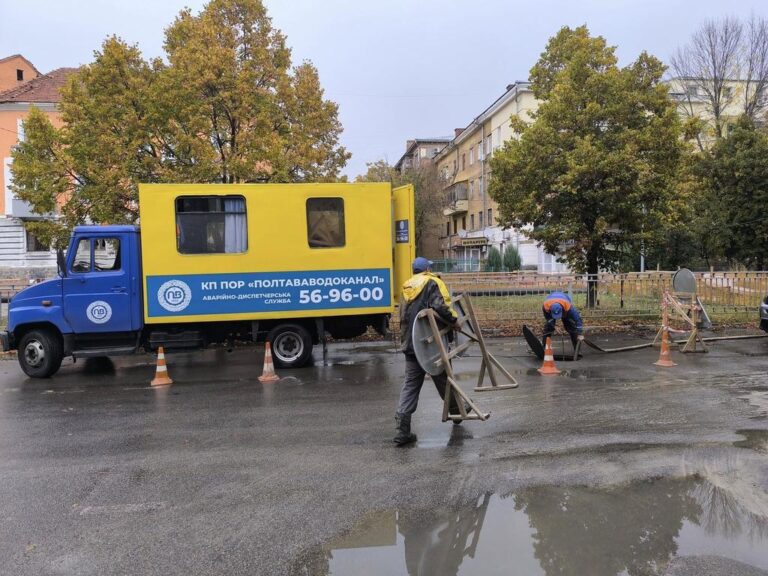 Полтава: на Подолі прорвало водогін, вулицю затопило водою