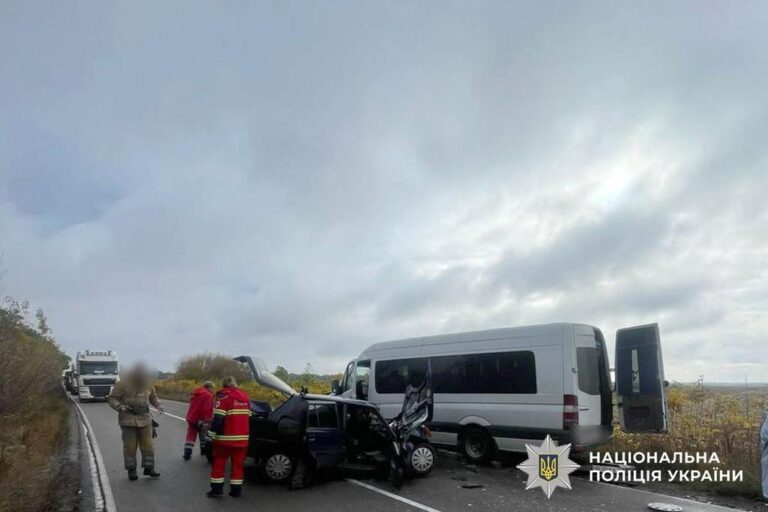 На Полтавщині смертельна аварія: пасажирський мікроавтобус і легковик не розминулися на трасі