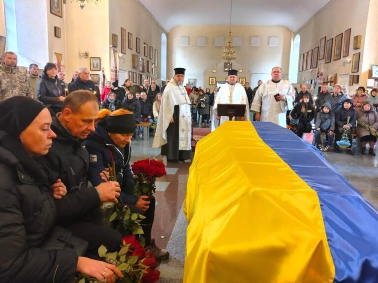 Полтавська громада попрощалася із загиблим захисником України: сльози, молитви, біль втрати