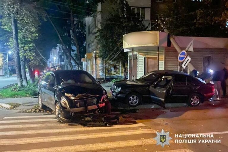 У центрі Кременчука сталася аварія: зіткнулися два автомобілі Mercedes, постраждала молода жінка