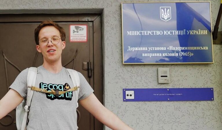 Популярний гуморист Антон Тимошенко провів стендап-концерт у Полтавській колонії