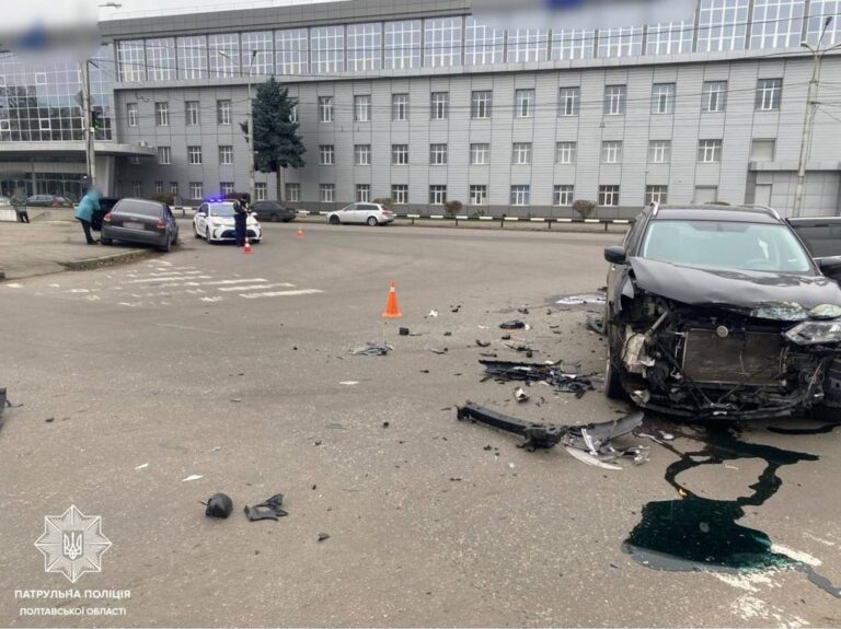 ДТП у Полтаві: на світлофорі не встиг — і замість дороги опинився в обіймах знака
