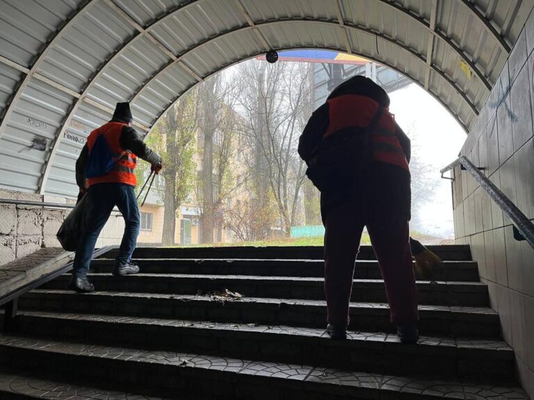 У Полтаві прибирають сміття з підземних переходів, які планують використовувати як укриття під час тривоги