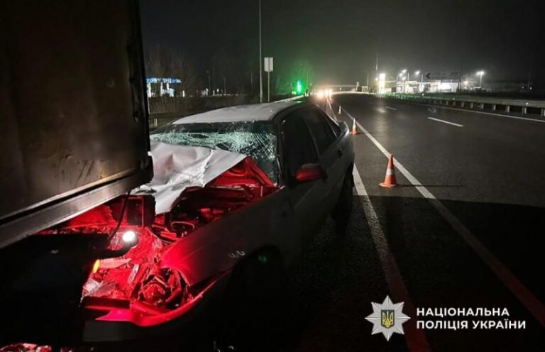 Біля Решетилівки легковий автомобіль врізався у припарковану на узбіччі вантажівку: подробиці аварії