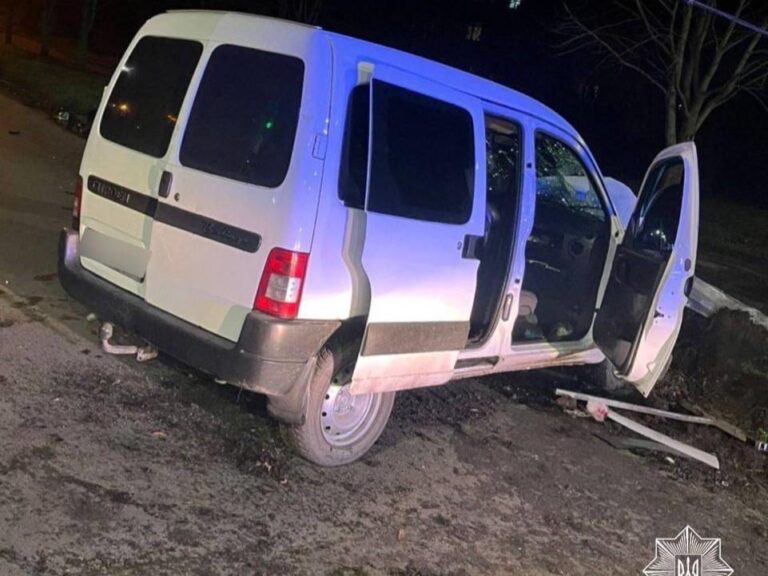 Нетверезий водій у Полтаві врізався у світлофор: наслідки нічної пригоди