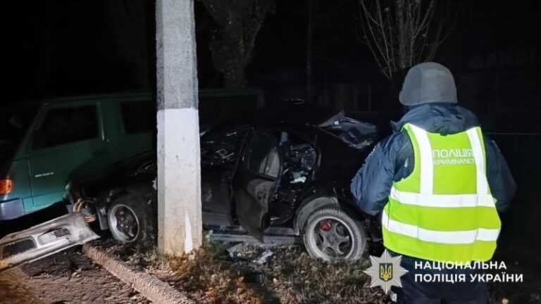 Смертельна ДТП у Кременчуці: легковик врізався в електроопору після зіткнення з іншою автівкою