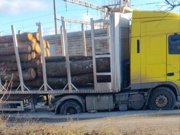 Вантажівка провалилася під землю на вулиці Петра Дорошенка у Полтаві — дорожнє покриття не витримало навантаження