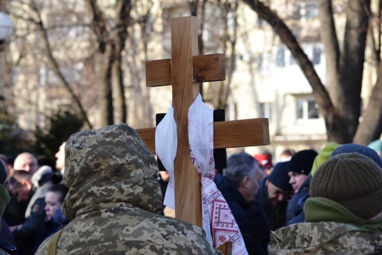 На щиті до Кременчука повернулися троє військовослужбовців: місто знову хоронить своїх героїв