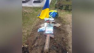 У Хоролі пошкодили могилу військовослужбовця