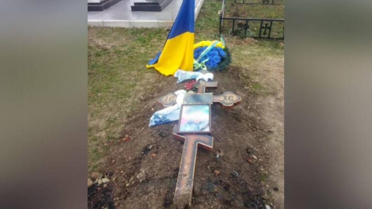 У Хоролі вандали пошкодили могилу військовослужбовця: громада у розпачі