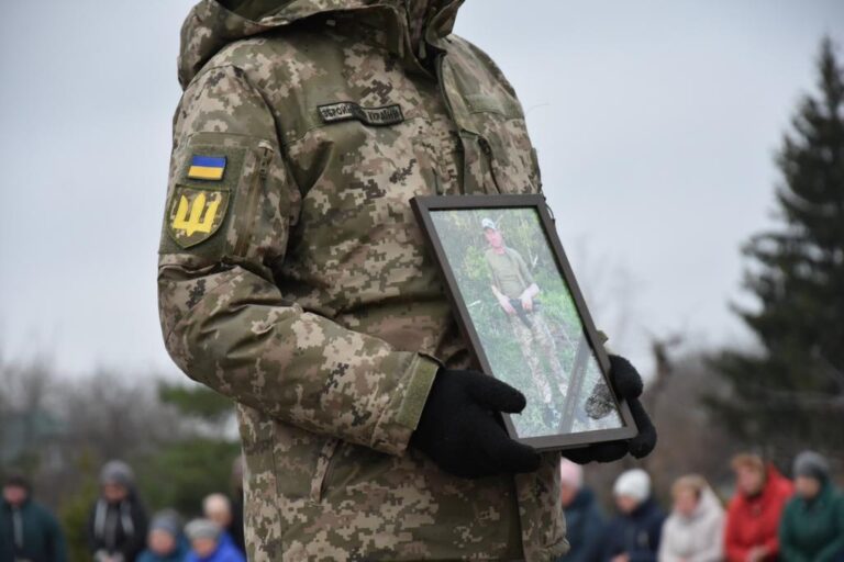 Понад три роки був зниклим безвісти: у Пирятині попрощалися із загиблим воїном ЗСУ