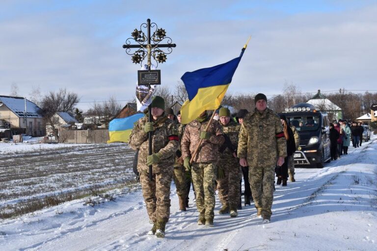 Чутівська громада попрощалася із загиблим захисником — сльози, вдячність, мовчанка