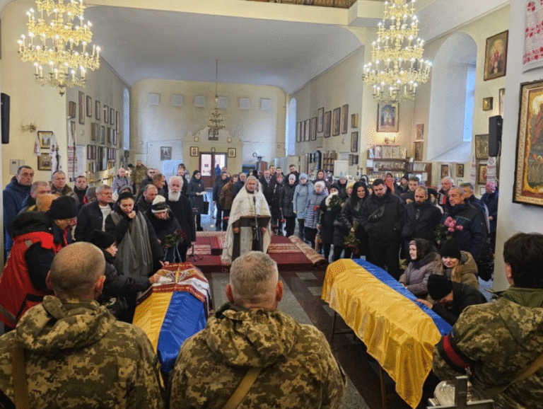 Полтавська громада зі сльозами на очах попрощалась із загиблими Захисниками