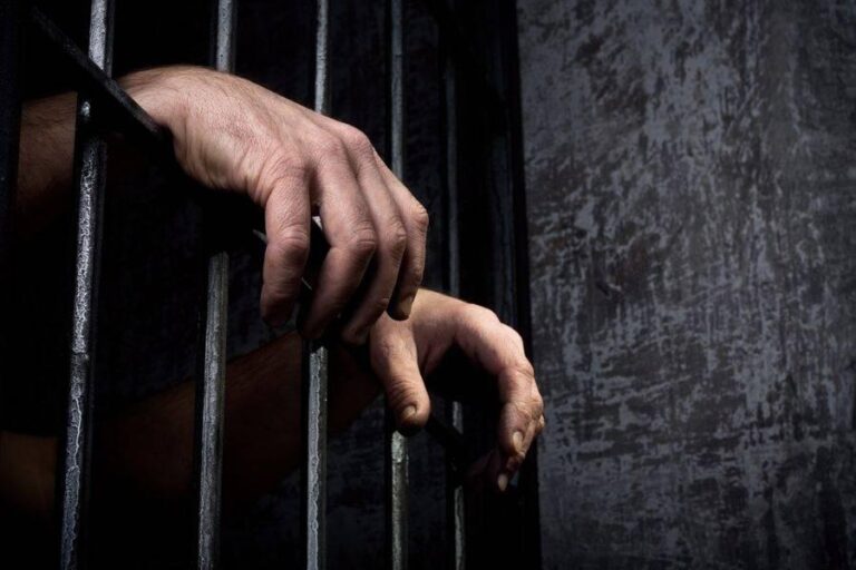 8 років за гратами: мешканець Карлівки отримав вирок за жорстоке побиття неповнолітньої