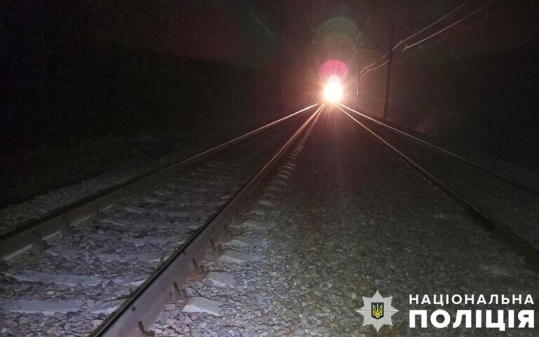 Жінка загинула під колесами потяга на Полтавщині: трагедія сталася під час переходу через колію