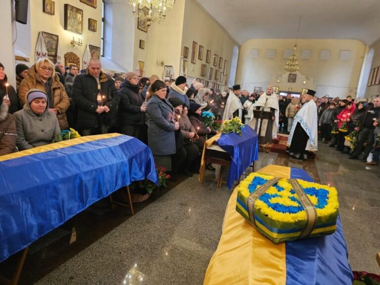 Полтавська громада прощалася з трьома загиблими героями: місто знову змокло від сліз
