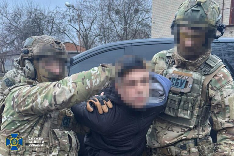 СБУ та Нацполіція затримали 10 ділків, які намагалися налагодити продаж трофейної зброї в Україні