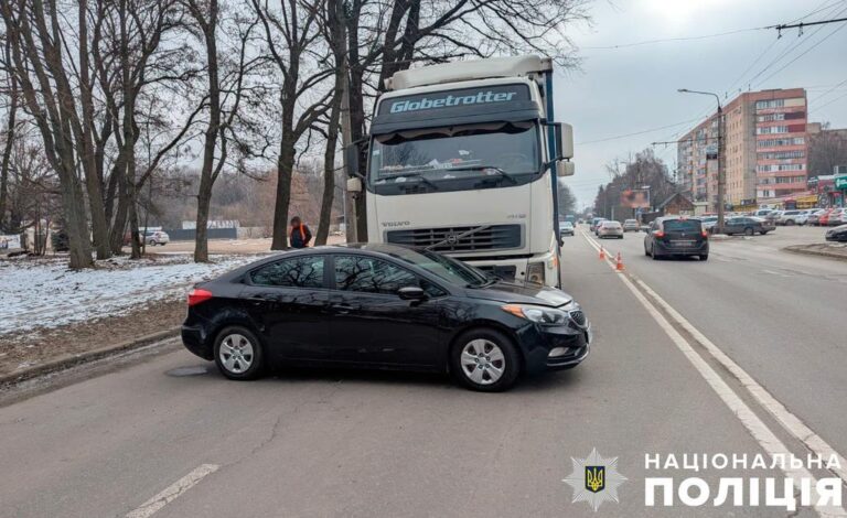 ДТП у Полтаві: вантажівка протаранила легковик, транспорт розкидано по дорозі