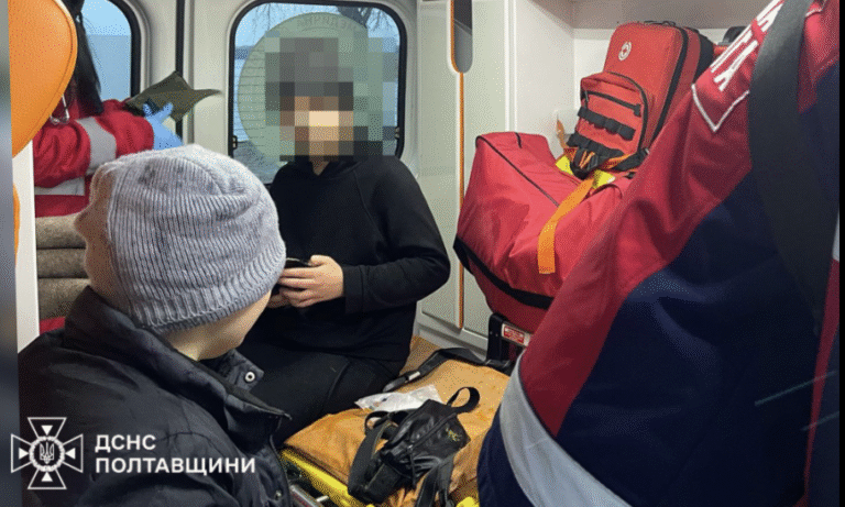 У Кременчуці місцеві жителі врятували двох підлітків, які провалилися під лід