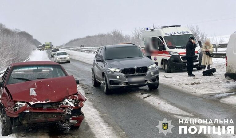 На Полтавщині масова аварія: через ожеледицю зіткнулися понад десять автомобілів