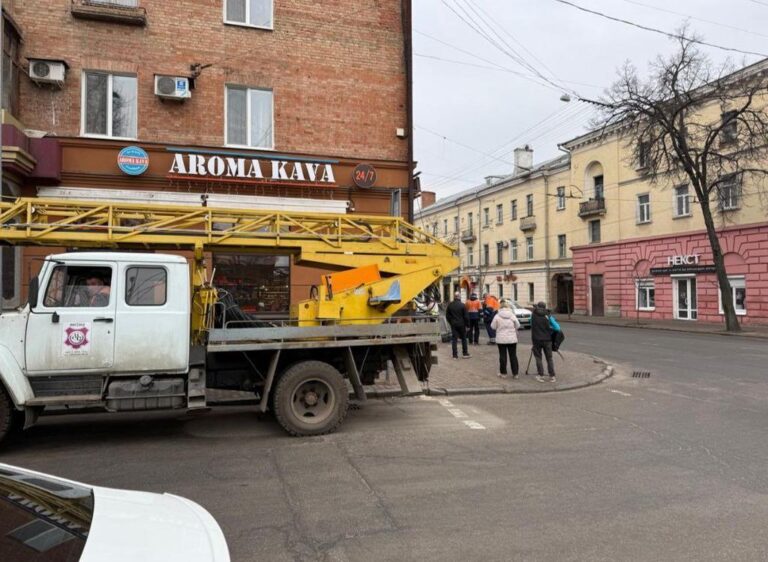 У Полтаві сильний вітер звалив світлофор просто на жінку: що відомо про подію