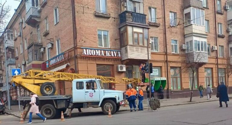 Світлофор, який впав на жінку у Полтаві, знову працює