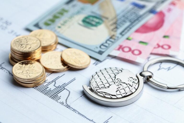 Чому курс купівлі та продажу валюти в банках завжди різний і як це впливає на наших гаманців