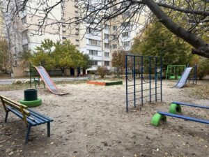 У Полтаві почали розвозити пісок на дитячі майданчики