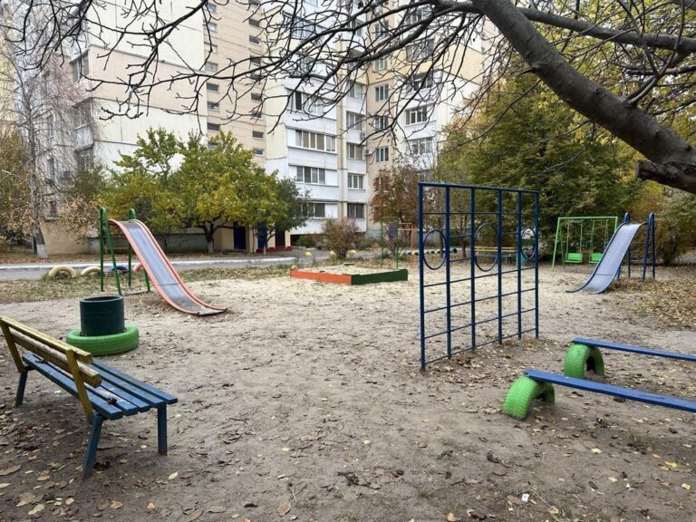 Розвезення піску на дитячі майданчики у Полтаві стартувало: оновлення для комфорту малечі