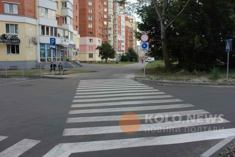 У Полтаві на Леваді легковий автомобіль збив пенсіонерку на пішохідному переході і водій втік з місця ДТП