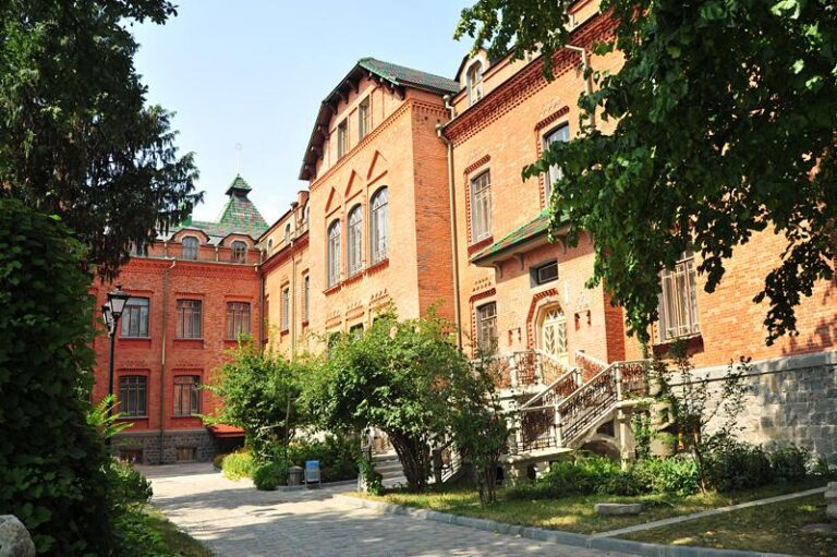 Полтавців запрошують на весняну екскурсію в саду краєзнавчого музею – унікальна можливість відпочити душею серед старовинних дерев