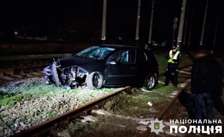 У Полтаві п’яний водій на легковику протаранив залізничний переїзд — дивом обійшлося без жертв