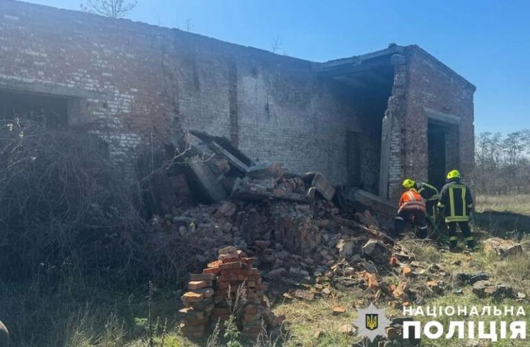 У Кременчуці чоловіка придавило цегляною стіною під час будівельних робіт