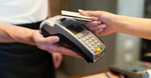 У школах Полтави з’являються термінали для безконтактної оплати в їдальнях: як працює система і що зміниться для дітей та батьків