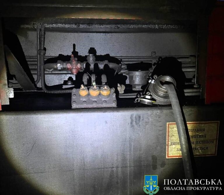 70 каністр дизпалива та збитки на понад 17 мільйонів: на Полтавщині викрили масштабну схему крадіжки з тепловозів