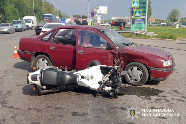 ДТП у Полтаві: мотоцикл зіткнувся з автівкою, є постраждалі