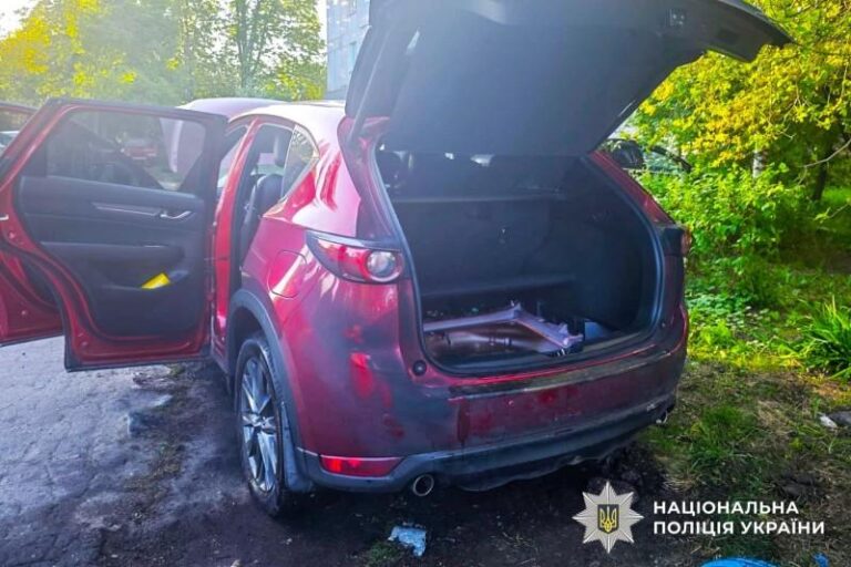 У Полтаві поліція затримала чоловіка, який підпалив легковий автомобіль: подробиці нічної пригоди