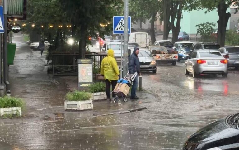 Як у Полтаві ліквідують наслідки сильних гроз та шквального вітру